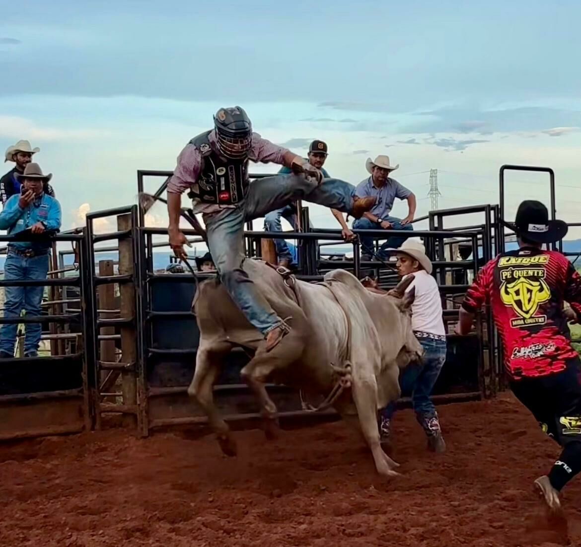 Imagem de compartilhamento para o artigo Confraternização da Companhia CB Bulls se transforma em grande encontro de amigos durante 2 dias de festa em Costa Rica da MS Todo dia